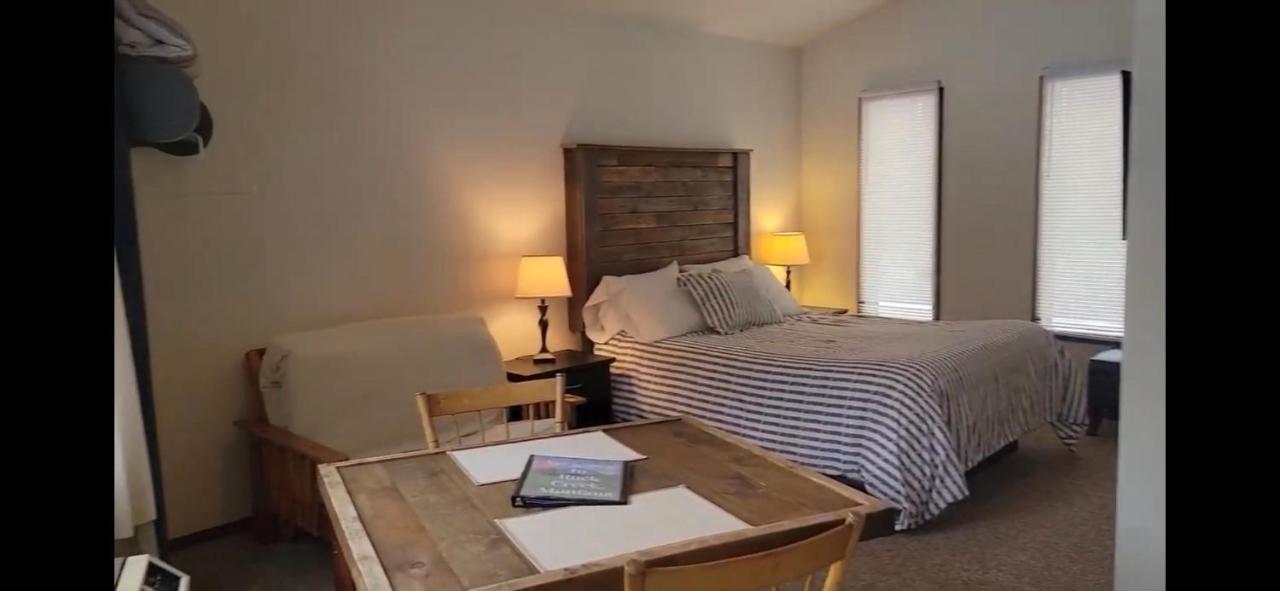 Rock Creek Mercantile & Motel Clinton Экстерьер фото