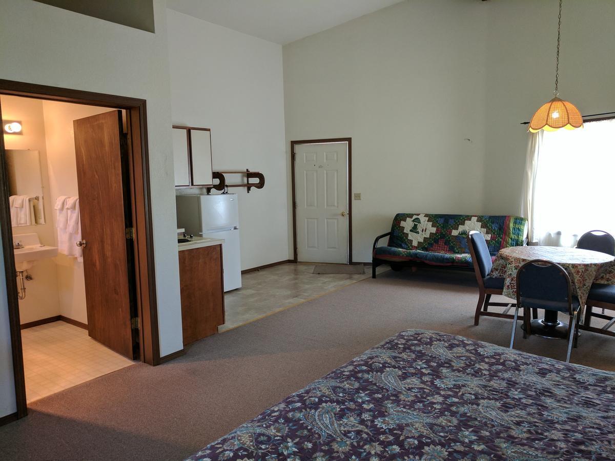 Rock Creek Mercantile & Motel Clinton Экстерьер фото