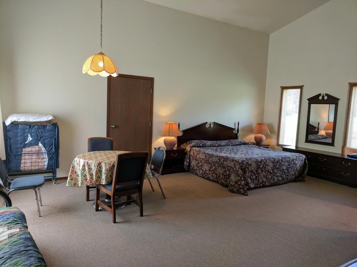 Rock Creek Mercantile & Motel Clinton Экстерьер фото