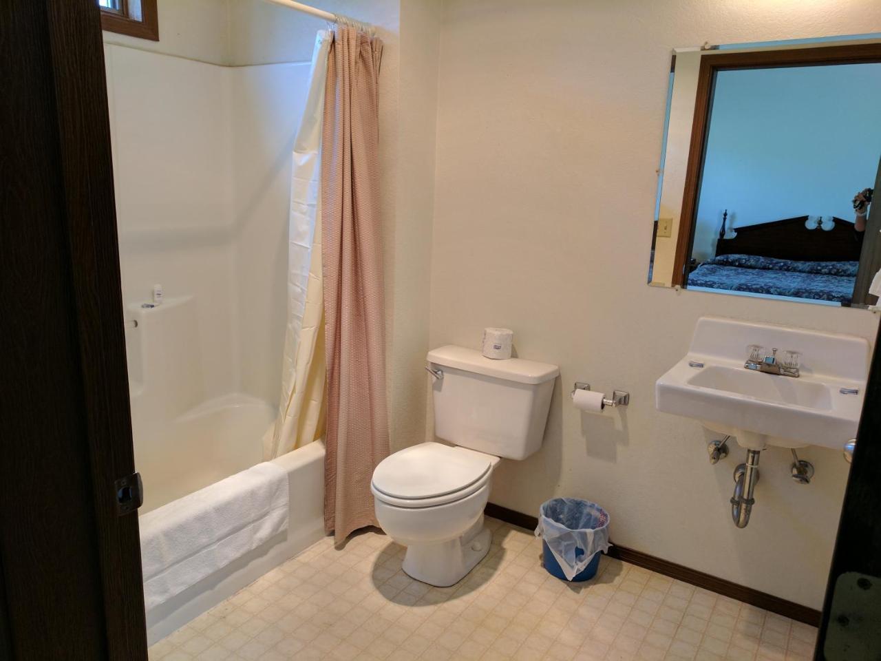 Rock Creek Mercantile & Motel Clinton Экстерьер фото