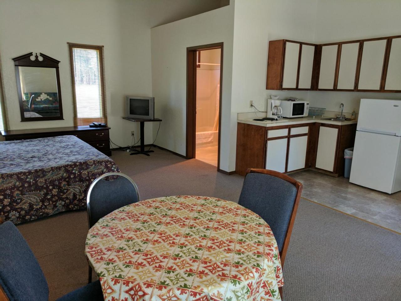 Rock Creek Mercantile & Motel Clinton Экстерьер фото